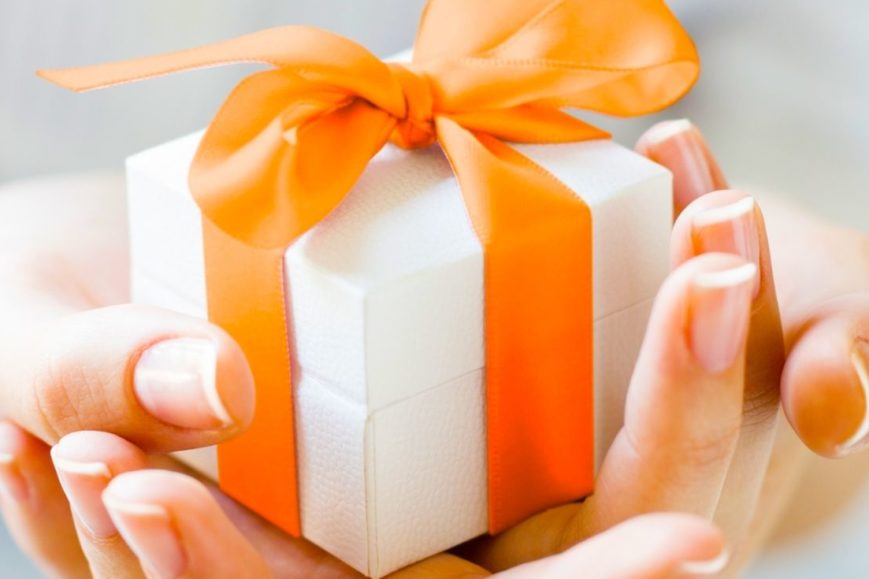 hands holding a gift